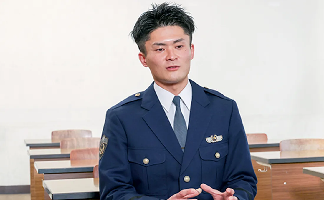 Y.S.が真剣に話をしている様子